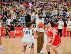 华体会中国-NBA球员勒布朗・詹姆斯现身上海交大，为篮球表演赛开球