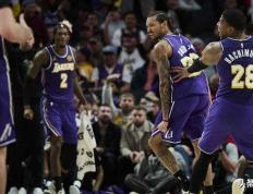 HTH华体会-尼克·史密斯凭借一场意想不到的爆发，带湖人战胜波特兰开拓者