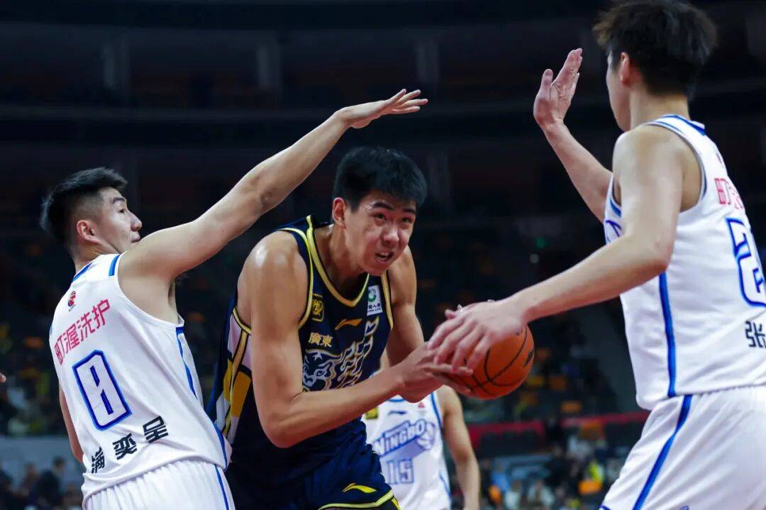 HTH华体会-5换2交易达成！NBA神锋加盟广东队，全明星大中锋驰援杜锋