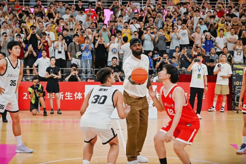华体会中国-NBA球员勒布朗・詹姆斯现身上海交大，为篮球表演赛开球