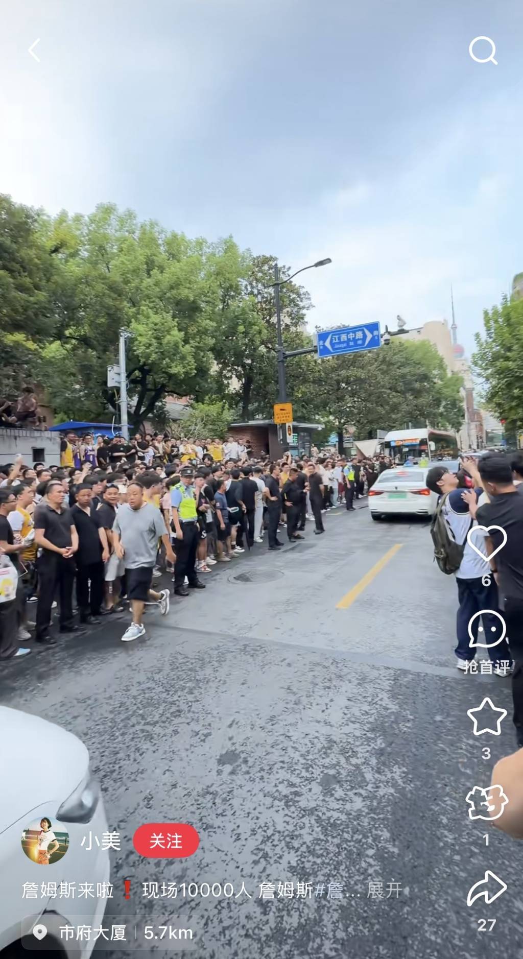 华体会中国-NBA球员勒布朗・詹姆斯现身上海交大，为篮球表演赛开球